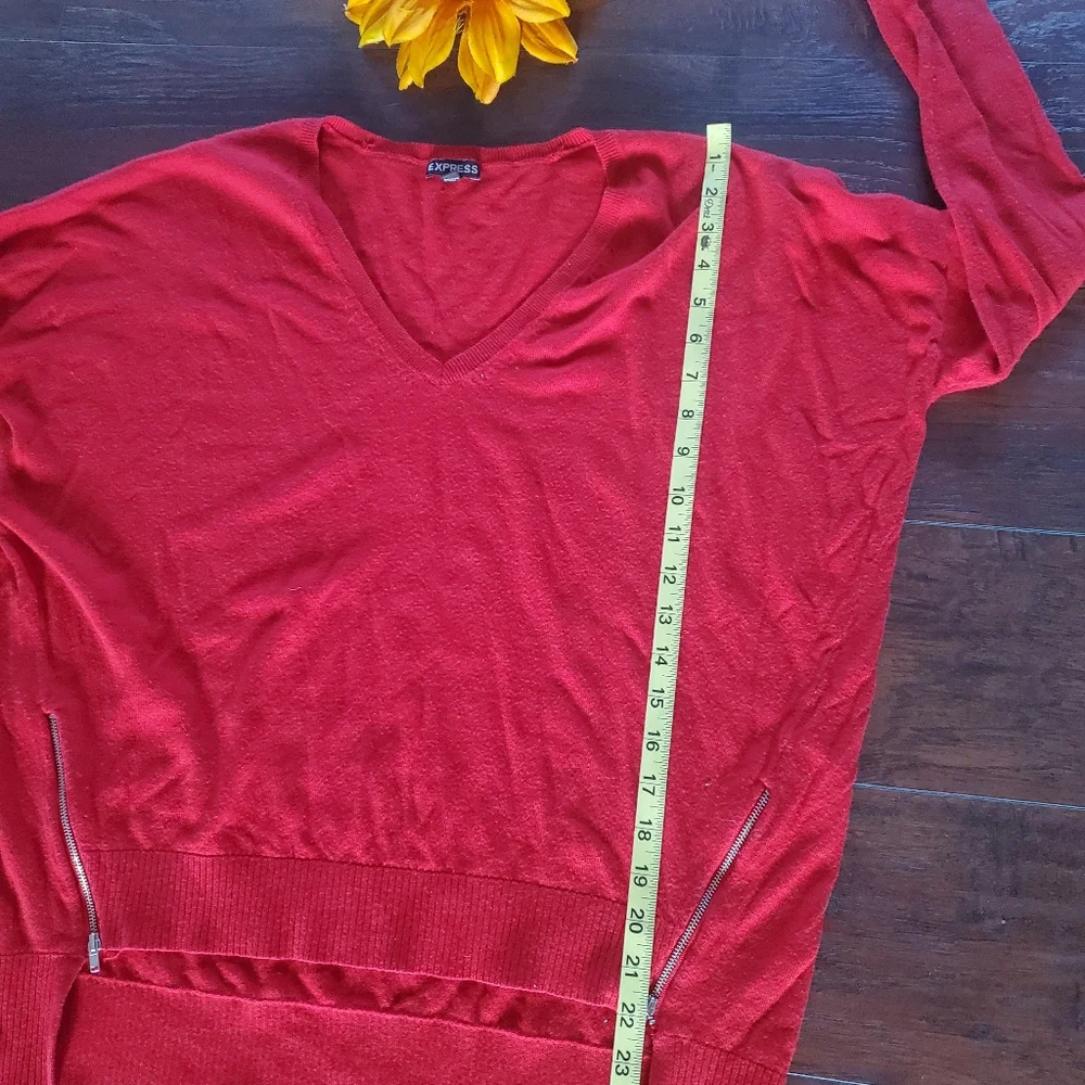 EXPRESS VNECK RED SWEATER 🧣🧣
